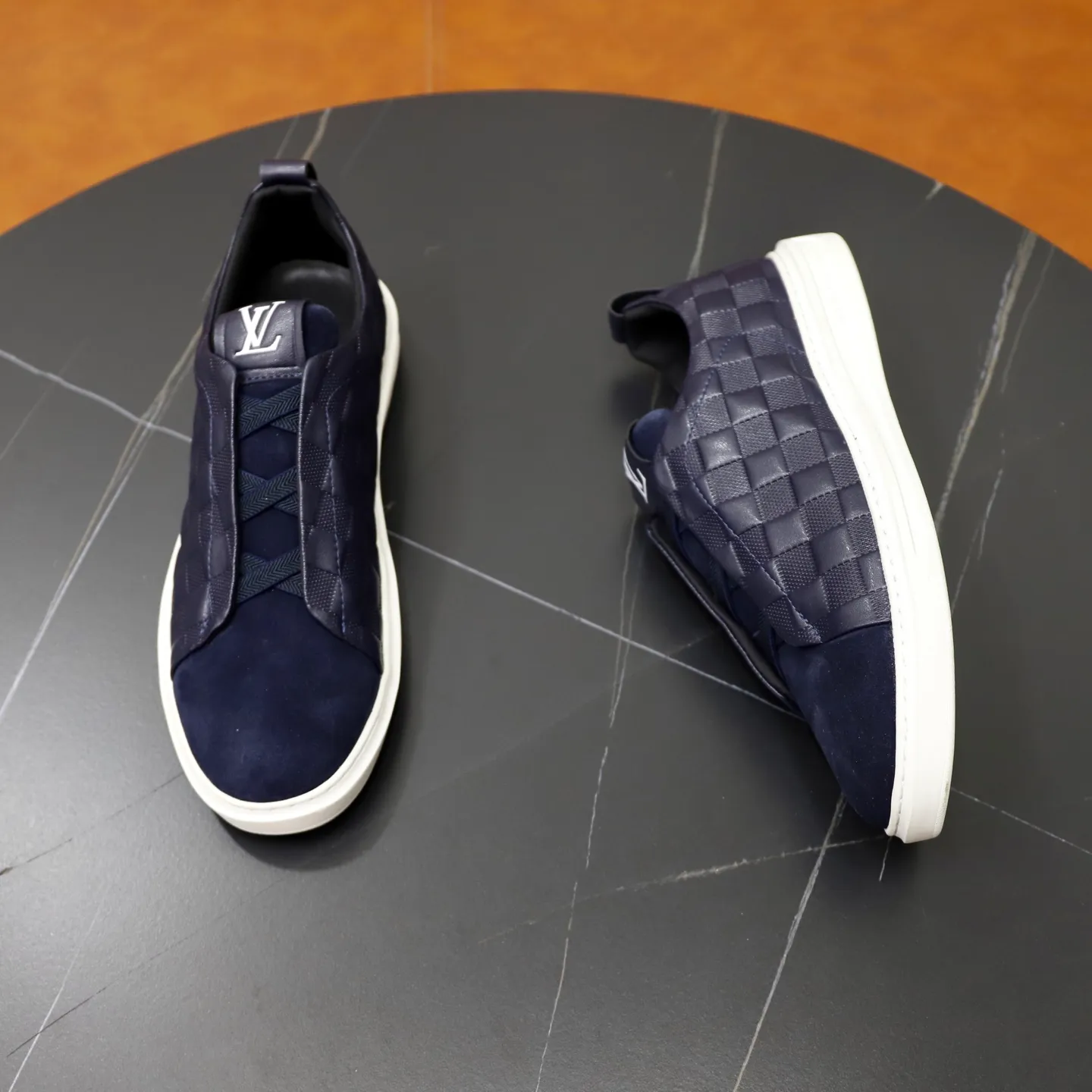 Ex-factory price: 442💰🙅‍♂️🙅‍♂️🙅‍♂️ Brand: LV Louis Vuitton Standard code: 38-44 (45 customized) Grade: Same as the official website Material: Original cowhide material stitching Comfortable and breathable sheepskin lining Lightweight and wear-resistant sports outsole Style category: Men's fashionable casual shoes Running sneakers Distinguished luxury brand elements Top luxury color: actual picture color